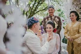 Panduan gaya foto pengantin atau sesi foto pernikahan, semua orang tentu ingin terlihat sempurna dalam foto. 71 Gaya Pernikahan Tradisional Indonesia Terbaik Bridestory Blog