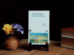 E, come il suo protagonista, anche pavese si trova a vivere ai margini della sua stessa esistenza, in uno stato d'animo passivo che lo porta a guardare gli eventi senza affrontarli, a rifugiarsi. La Casa In Collina Cesare Pavese Il Pesciolino D Argento