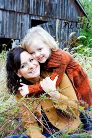 Pin By Marie Hunter Atwood On Kiddie Krafts Fall Family Pictures Family Photo Pose Family Portrait Photography