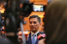 Mohamed azmin ali, 25 ağustos 1964'te singapur'da (o zamanlar malezya'nın bir eyaleti) ali ve che tom yahaya'nın oğlu olarak dünyaya geldi. Bersatu Membership Still Up In Air Azmin Says Applications Still Pending Due Process Malaysia Malay Mail