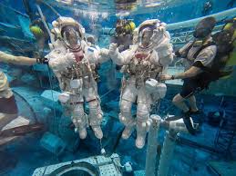 Duplex avec thomas pesquet par cnes l'astronaute français est dans l'espace depuis près de trois semaines dans le cadre de la mission proxima. Esa Astronauts Luca Parmitano Centre And Thomas Pesquet Left Training Together For Inc 49 Inc 50 Iss Eva Mainte Space Station Space Flight Soyuz Spacecraft