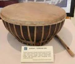 Kecapi merupakan alat musik sunda yang dimainkan sebagai alat musik utama dalam tembang sunda atau mamaos cianjuran dan kacapi suling.kata kacapi dalam bahasa sunda juga merujuk kepada tanaman sentul, yang dipercaya kayunya digunakan untuk membuat alat musik kacapi. 13 Alat Musik Tradisional Khas Sumatera Selatan Dan Penjelasannya Mantabz