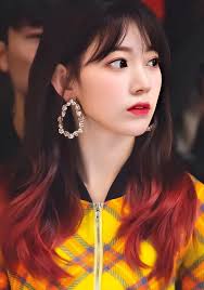 A Sakura do Izone que foi ”hot topic” nos assuntos na Coréia por um texto  defendendo a comunidade LGBT que ela escreveu quando tinha 18 anos(2016)  ainda no Japão e no seu