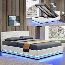 Un look scandinave avec ses lignes sobres et sa structure aspect bois, ce lit imitation chêne et blanc vient apporter une touche. Les Tendances Lit A Led Avec Coffre De Rangement Similicuir Blanc Dina 140x190 Cm Lestendances Fr