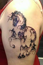 30 Idees De Le Cheval Dans La Peau Tatouage Chevaux Cheval Tatouage