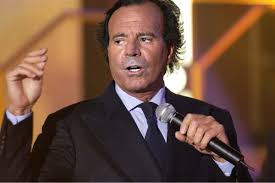 Denuncian a Julio Iglesias por agresión sexual