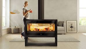 Deciso nelle forme ed elegante nella finitura pregiata grafite scura come nelle fotografie della gallery, questo camino esprime un forte impatto scenico con un volume frontale ed una parte retrostante. Stufa Contemporanea A Legna Bifacciale Verona 1000 1001 1003 Zetalinea Srl