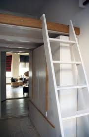 Das Hochbett Und Der Einbauschrank Sind Aus Fichtenholz Gefertigt Und Weiss Lasiert Uber Dem Tureingang Wurde Das Bett Monti Einbauschrank Loft Betten Hochbett