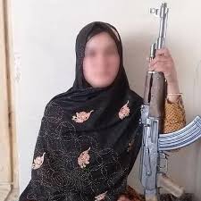 As tropas americanas atiraram para o alto para controlar a multidão, que não acredita nas promessas dos talibãs de que ninguém deve temer o . Garota Afegao Teria Matado O Proprio Marido Apos Ataque Diz Jornal