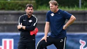 Leipzig bundesliga'ya terfi ettiğinde, rangnick antrenörlük yapmayı bıraktı ve yardımcısı olarak lőw ile çalışmaya devam eden koç olarak. A Leipzig Nem Eri Be Egymillio Euroval Ezt Kerik A Psg Tol Low Zsoltert Rangado