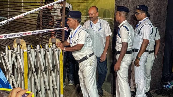 চোরবাগান পদপিষ্টের ঘটনায় তদন্তে সিট, প্রতিমা বিসর্জন নিয়ে অনিশ্চয়তা অব্যাহত - Dainik Statesman