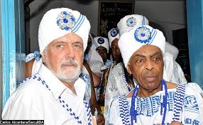 Aprenda a tocar a cifra de filhos de gandhi (gilberto gil) no cifra club. Gilberto Gil Desfila No Afoxe Filhos De Gandhy Em Salvador