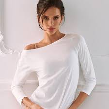 Moreover, the model has maintained her weight to 60 kg. Bruna Marquezine Model Wiki Bio Age Height Weight Measurements Boyfriend Net Worth Facts Starsgab