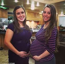 Rond half vijf werd ze uiteindelijk met een ambulance naar het ziekenhuis gebracht, waar ze intussen aan de beterende hand zou zijn. Jill Duggar And Her Sister In Law Anna Show Off Their Baby Bumps In Instagram Portrait Daily Mail Online