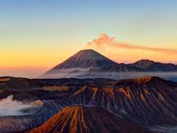 Objek lainnya adalah orang yang ada di atas jembatan, tengah menyaksikan keindahan gunung fuji yang merupakan gunung tertinggi di jepang. Pemandangan Alam Yang Menakjubkan Ulasan Gunung Bromo Taman Nasional Bromo Tengger Semeru Indonesia Tripadvisor