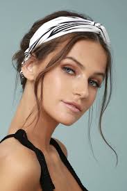 Peinados Con Panuelos Para Lucir Guapa Y A La Moda 2019 Headband Hairstyles Cute Headband Hairstyles Twist Headband Hairstyle