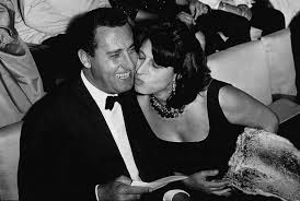 Anna magnani nacque a roma il 7 marzo 1908 presso porta pia nell'odierno quartiere nomentano.sua madre marina magnani era una sarta originaria di fano che, dopo aver dato alla luce la piccola anna, la affidò definitivamente alle cure della nonna materna giovanna casadio (di origini ravennati), e crebbe in via san teodoro, tra il campidoglio e il palatino la bambina non conoscerà mai il suo. Alberto Sordi Und Anna Magnani In Venedig Bild Kaufen Verkaufen