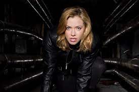 Former cyborg death machine kristanna loken has been spared from appearing in any more uwe boll movies (at least unless she's foolish enough to work with him again after the agony of bloodrayne and the impending dungeon siege), as she'll take on the part of jane vasko, a dea agent recruited to. Painkiller Jane Painkiller Jane Bild Kristanna Loken 10 Von 25 Filmstarts De