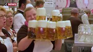Il y avait également des buvettes où l'on servait de la bière artisanale et du vin. Coup D Envoi De L Oktoberfest 2019 A Munich Youtube