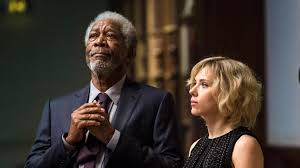 Dans le cas des abeilles, seule la reine des abeilles est capable de pondre, et elle est la seule chez les abeilles, le dard est un mécanisme de défense et il est donc toujours associé à l'injection de venin. Morgan Freeman Fait De Son Ranch Un Sanctuaire Pour Les Abeilles