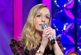 Ce mercredi 8 janvier dans n'oubliez pas les paroles, la maestro margaux a révélé à nagui l'origine de la danse de la joie qu'elle interprète à chaque fois qu'elle gagne 20 000 euros ! Video N Oubliez Pas Les Paroles La Bretonne Margaux Est Devenue La Plus Grande Maestro De L Emission Le Pays Malouin