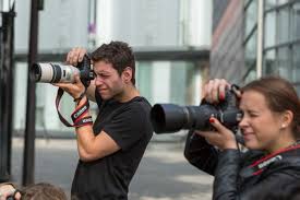 A l'aide de son appareil photo professionnel, le photographe prend des clichés d'un évènement pour les vendre ensuite. Pourquoi Choisir Les Formations Photographies Speos