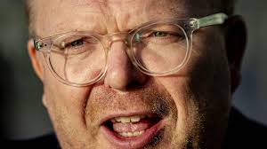 Jan Roos loopt blessure op na glijpartij van een trap op De Amsterdamse  Zomer