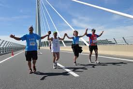 Arrivés à la hauteur du viaduc, à la pile p2, les coureurs empruntent l'ancienne piste de chantier, la piste nord. Presentation Course A Pied La Course Eiffage Du Viaduc De Millau En Aveyron