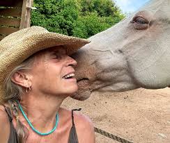 Dreamer had company the other day. My friends daughter had never met a  horse before. She and Dreamer became fast friends💞 Such a beautiful moment  💖 . . #susancroftphotography #dreamer #whitehorse #horsesandchildren #
