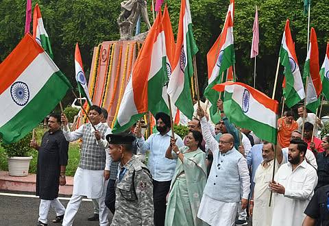 मुख्यमंत्री रेखा गुप्ता और अध्यक्ष ने सदन में तिरंगा यात्रा में भाग लिया