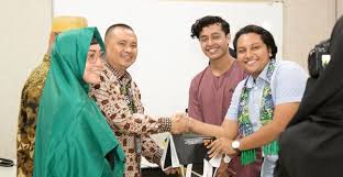 Uum is known as managment university since is specialize in management education field. Dua Mahasiswa Universiti Utara Malaysia Belajar Bersama Ke Fisip Unib Universitas Bengkulu
