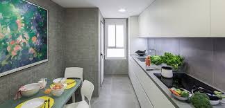 Las cocinas alargadas son una buena idea para cuando queremos compartir espacios como la cocina con el comedor, podemos poner una pared que divida estos también puedes aprovechar mejor que tu cocina es pequeña para tener todo mejor organizado, si mandas a hacer una cocina. Como Decorar Las Cocinas Pequenas Alargadas Decoora