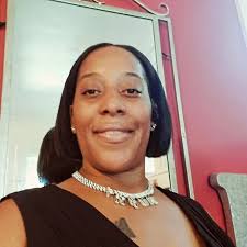 المرأة السوداء تصبح ممرضة في نفس المستشفى حيث كانت عاملة نظافة ذات مرة 🙌🏽