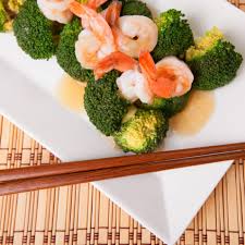 Sangrai kembang kol (tanpa minyak) hingga agak layu, sisihkan. Tumis Brokoli Udang Indofood Solution