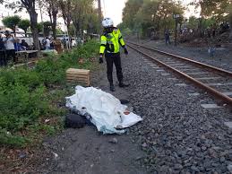 Ada juga kereta api lokal cibatu si mandra tujuan purwakarta dan tujuan garut. Seorang Pria Meninggal Tertabrak Kereta Api Di Jalan Raya Waru Sidoarjo Suara Surabaya