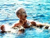 Uchycuje se na tři gumy, dvě po stranách a jedna ze shora, tak jak známe tuto masku z uvedeného hororu. Jason Voorhees Patek Trinacteho Postavy Cz