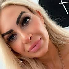 Kendra Davidson's Instagram, Twitter & Facebook