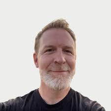 Entrevista a Giles Davis, autor de la nueva novela "Traspasar"