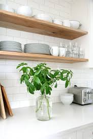 Tendance Deco La Vaisselle S Expose Etagere Murale Cuisine Cuisine Blanche Et Bois Etagere Cuisine