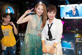 Thỏi son đưa hằng và hầu hết các bạn nữ trong lớp thời đó vào con đường điệu đà chính là thỏi son lipice sheer color. Máº¹ Minh Háº±ng HÆ¡n 50 Tuá»•i Váº«n Tráº» Trung Khong Kem Con Gai Ngoi Sao
