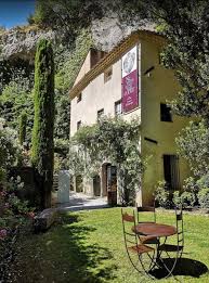 La Sorgue Cote Jardin De Petrarque Fontaine De Vaucluse 84800 Pour Enfants Exposition Manifestation Culturelle Vie Locale Balades Visite Guidee Patrimoine Culture
