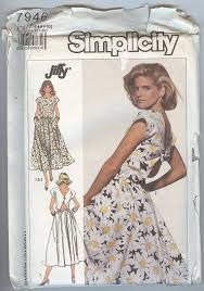 1987 Misses Dress Dress With Cap Sleeves And Side Seam Pockets Has Very Full Skir With Images Simplicity Patterns Dresses Vintage Dress Patterns Simplicity Sewing Patterns