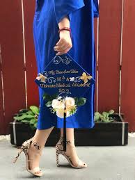 Graduation Cap Decoration With Spanish Saying Me Puse Las Pilas Grad Cap Designs Cap Decorations Graduation Picture Poses