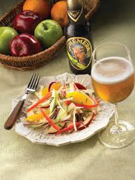 Une cuisine sociale ouverte sur la salle à manger et le salon. Cuisine A La Biere Wine Enthusiast