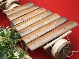 Idiofon (idiophone) adalah sebuah alat musik bedasarkan instrument yang sumber bunyinya alat musik tradisional tahuri berasal dari provinsi maluku utara, khususnya daerah pesisir. Gamolan Pekhing Gamelan Bambu Dari Lampung Barat Indonesia Kaya