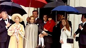 Στο παρίσι, η όμορφη ζωντοχήρα ροζαλί περνάει τον χρόνο της με τον σεζάρ, έναν χοντροκομμένο αλλά καλόκαρδο έμπορο παλιοσίδερων. Cesar Et Rosalie