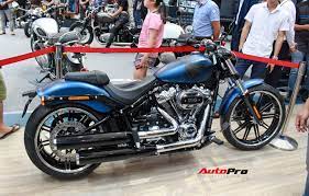 Harley Davidson Breakout Bản Kỉ Niệm 115 Năm Gia Ngang Toyota Camry Tại Việt Nam