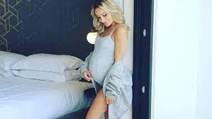 Το πρώτο βίντεο μετά τις φήμες ότι διανύει τον έκτο μήνα της εγκυμοσύνης της ανήρτησε στον προσωπικό της λογαριασμό στο instagram. Egkyos Gia Deyterh Fora H Basilikh Milloysh Goba Stileto