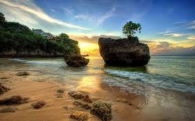 Saat memasuki kawasan pantai, kamu akan dibuat takjub dengan panorama indah dari tebing tinggi, mengapit jalan sepanjang 1,5 km. Pantai Padang Padang Bali Yang Ngetop Gara Gara Film Indonesia Itu Indah