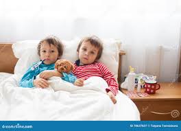 Due Ragazzi Malati, Fratelli, Riposantesi a Letto Con La Febbre Immagine  Stock - Immagine di medico, domestico: 78637837